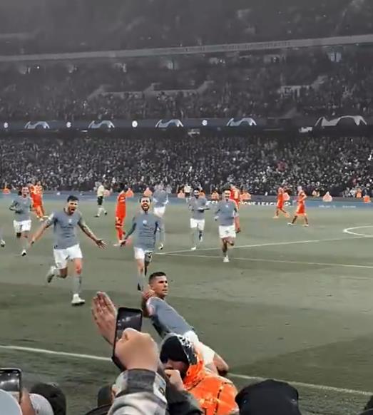 【视频】罗德里进球后滑跪