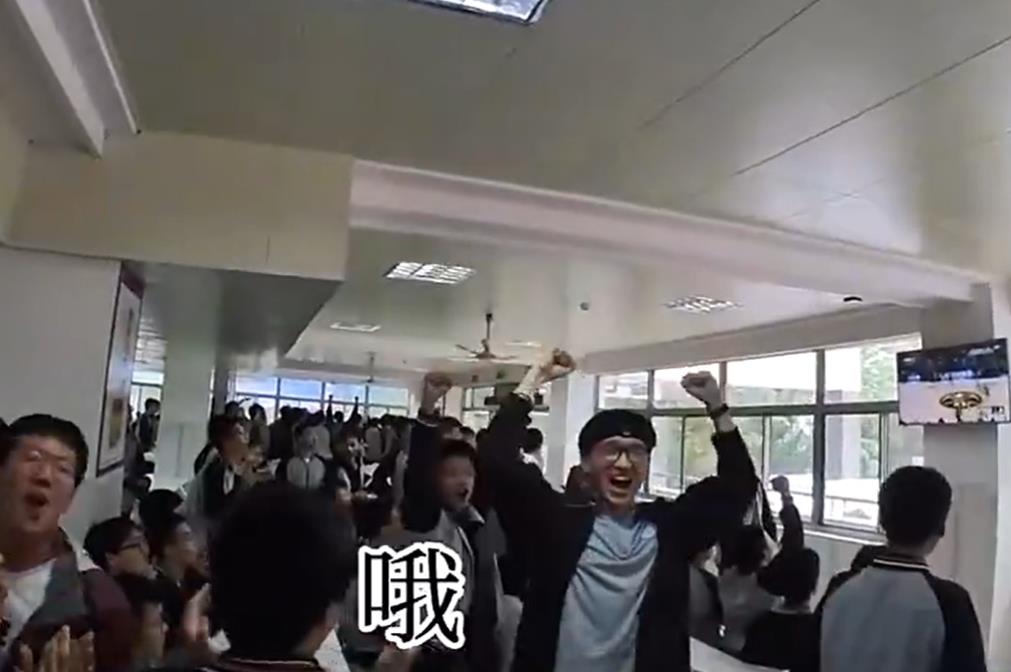【视频】穆雷昨日绝杀送湖人出局，杭州某高中食堂集体观看，许多人大喊着“回家吧！”